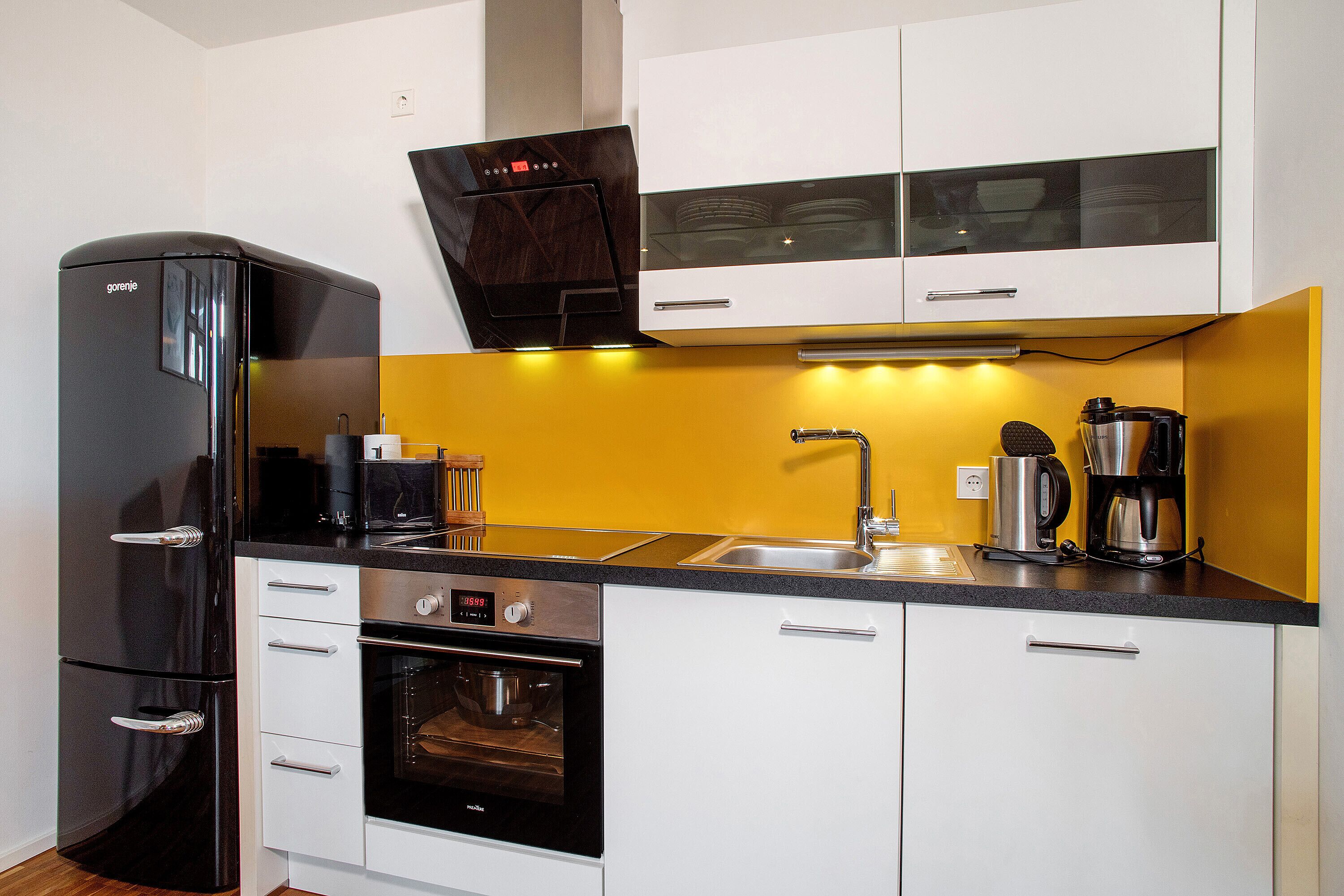 Een koelkast, een magnetron, een oven, een kookplaat