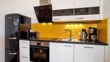 Réfrigérateur, micro-ondes, four, plaque de cuisson