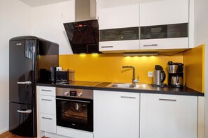 Een koelkast, een microgolfoven, een oven, een kookplaat