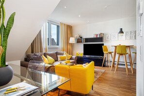 TV, stereo - Apartment 'Ins Gelbe, 50qm' with Balcony and Wi-Fi (Langenargen)