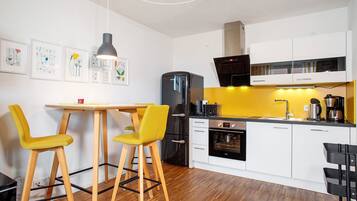 KĂŒhlschrank, Mikrowelle, Ofen, Herdplatte