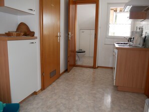 Kühlschrank, Ofen, Herdplatte, Wasserkocher mit Kaffee-/Teezubehör