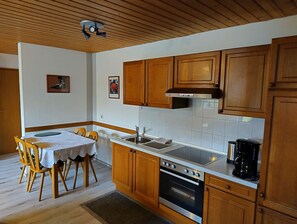 Kühlschrank, Ofen, Herdplatte, Wasserkocher mit Kaffee-/Teezubehör