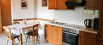 Apartamento 'A' con terraza privada, jardín compartido y Wi-Fi
