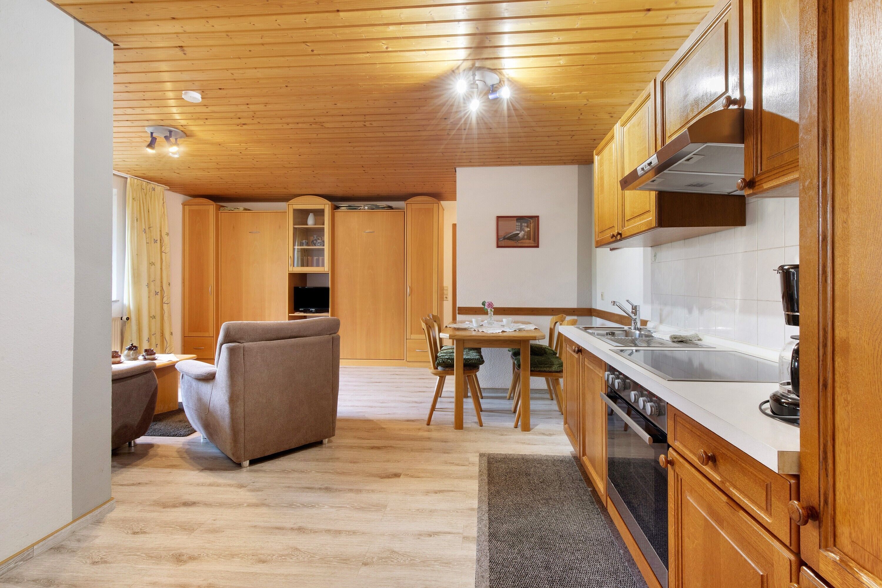 Wasserkocher mit Kaffee-/Teezubehör, Kühlschrank, Ofen, Herdplatte