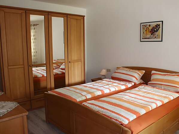1 bedroom, free WiFi, bed sheets - Apartment 'A' with Private Terrace and Wi-Fi (Lonsee)