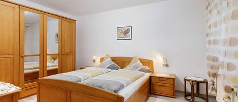 1 bedroom, WiFi (free), bed sheets