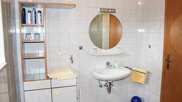 Dusche, Haartrockner, Handtücher