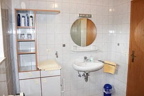 Suihku, hiustenkuivaaja, pyyhkeet