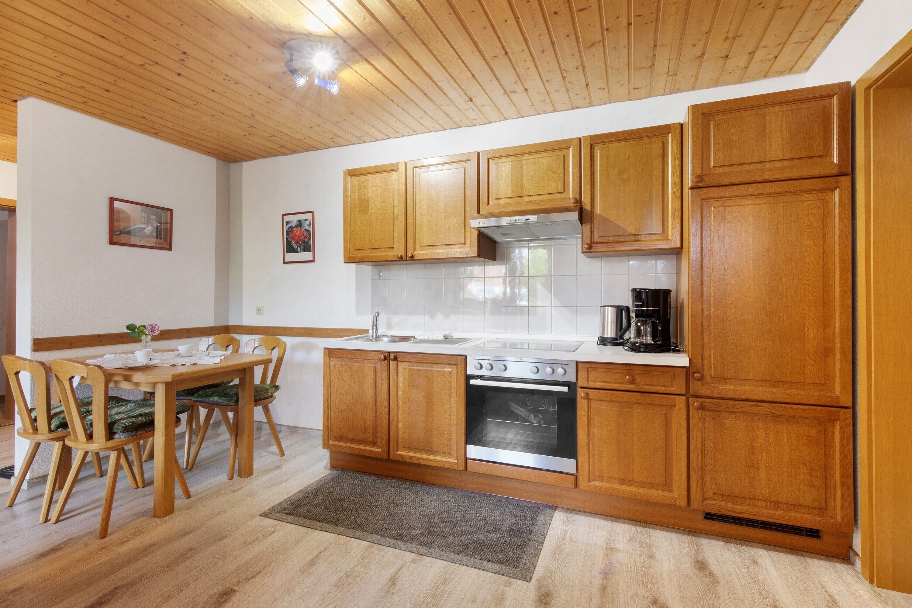Kahvin-/teenkeitin, jääkaappi, uuni, liesi
