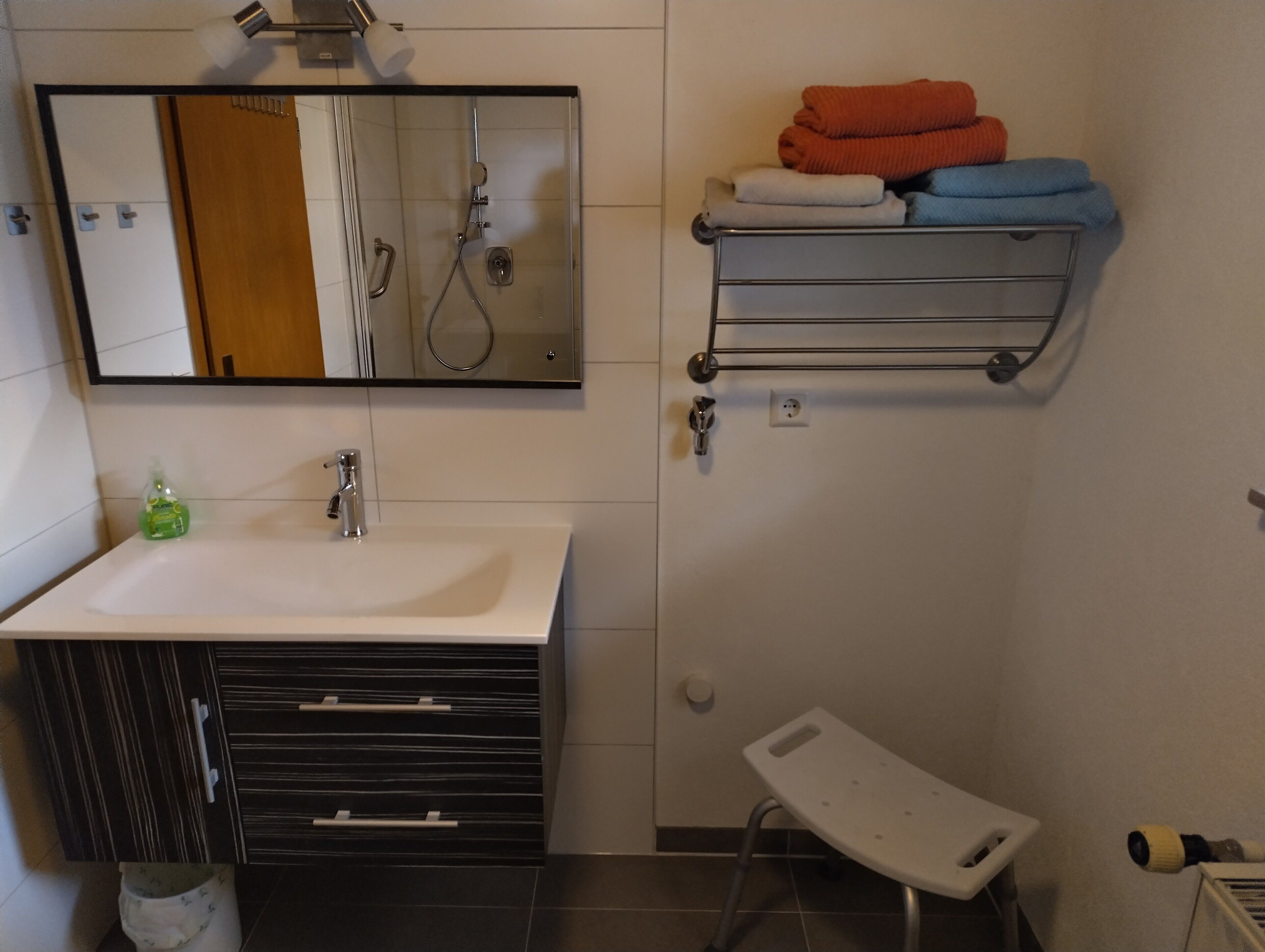 Dusj, hårføner og håndklær