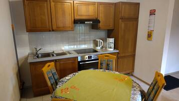 Fridge, oven, stovetop, coffee/tea maker