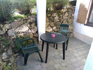 Outdoor dining - Apartment 'B' with Private Terrace and Wi-Fi (Lonsee)