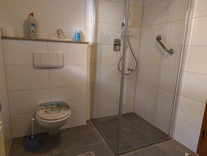 Dusj, hårføner og håndklær