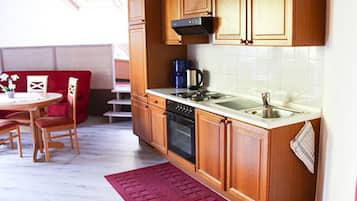 Fridge, oven, stovetop, coffee/tea maker