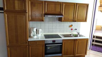 Fridge, oven, stovetop, coffee/tea maker