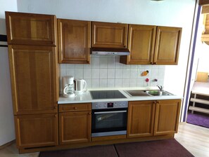 Refrigerador, horno, parrilla de estufa y cafetera y tetera 