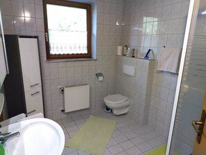 Dusch, hårtork och handdukar