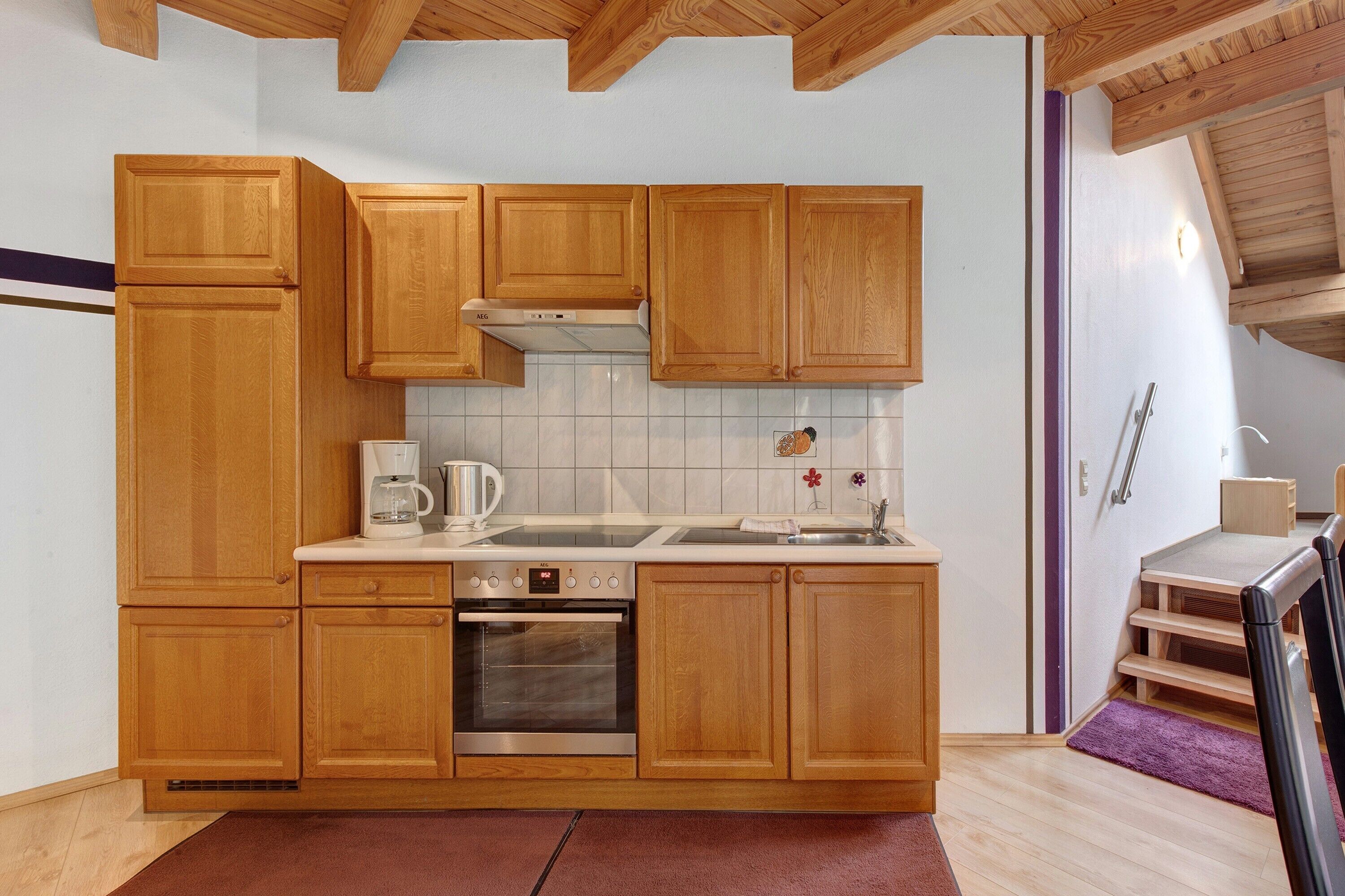 Coffee/tea maker, fridge, oven, stovetop