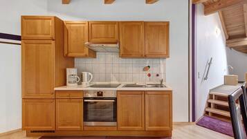 Coffee/tea maker, fridge, oven, stovetop