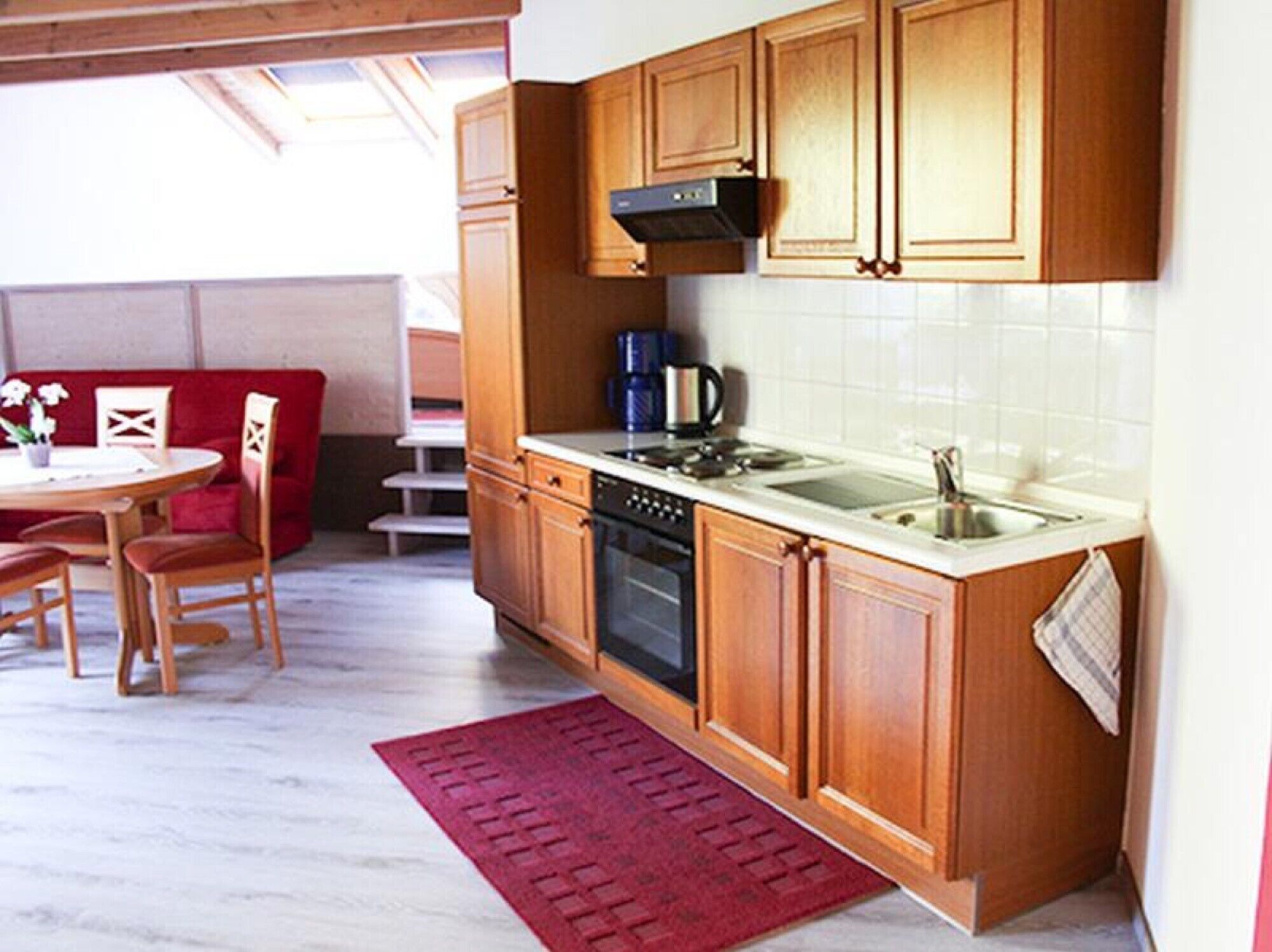 Refrigerador, horno, parrilla de estufa y cafetera y tetera 