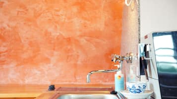 Fridge, oven, stovetop, coffee/tea maker