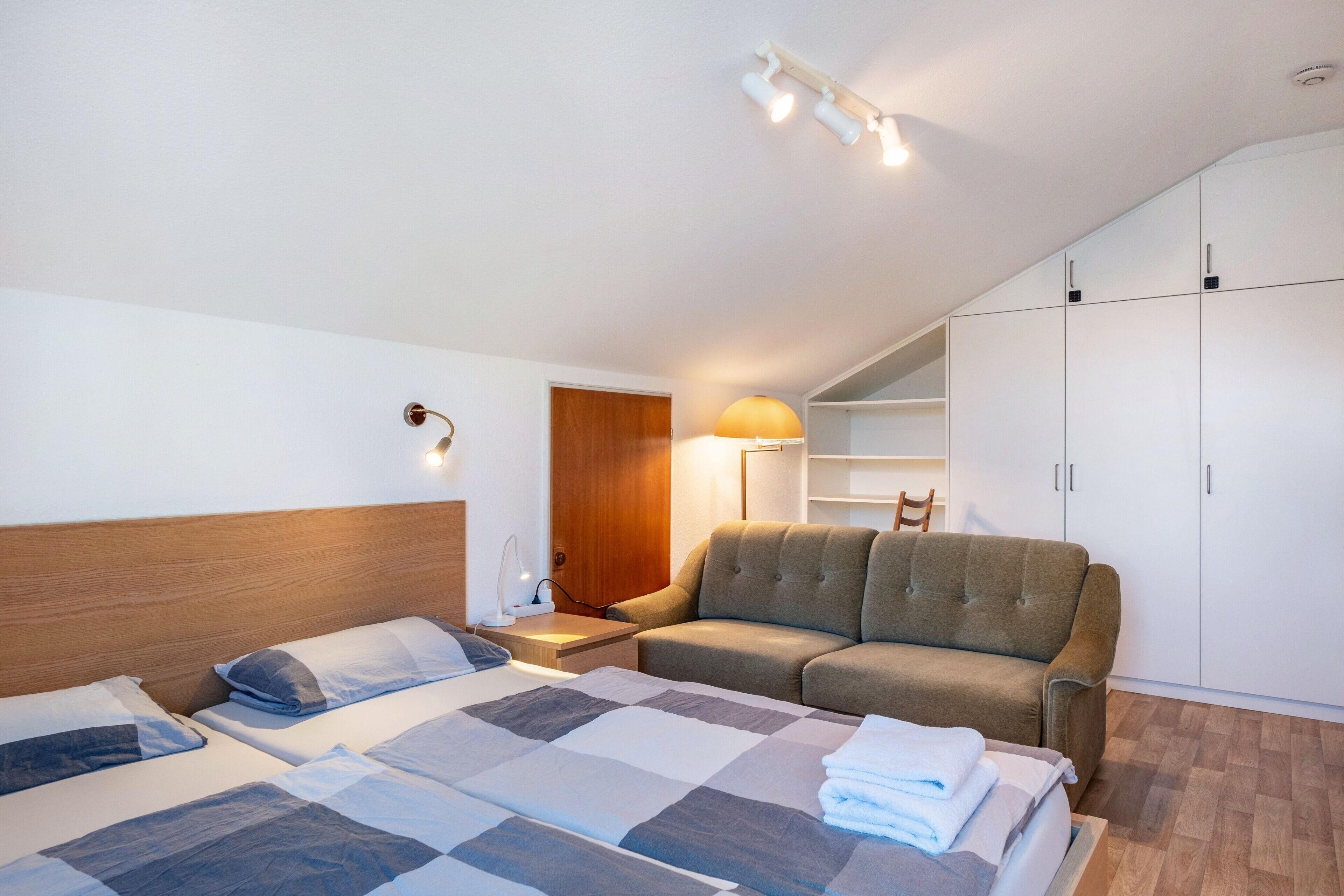 4 bedrooms, iron/ironing board, free WiFi, bed sheets