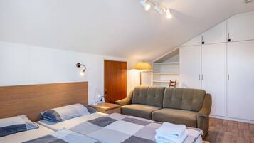 4 bedrooms, iron/ironing board, free WiFi, bed sheets