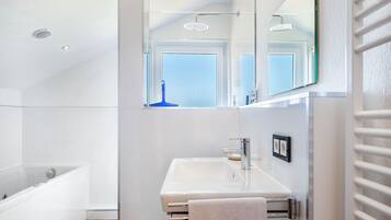 Dusche, Haartrockner, Handtücher