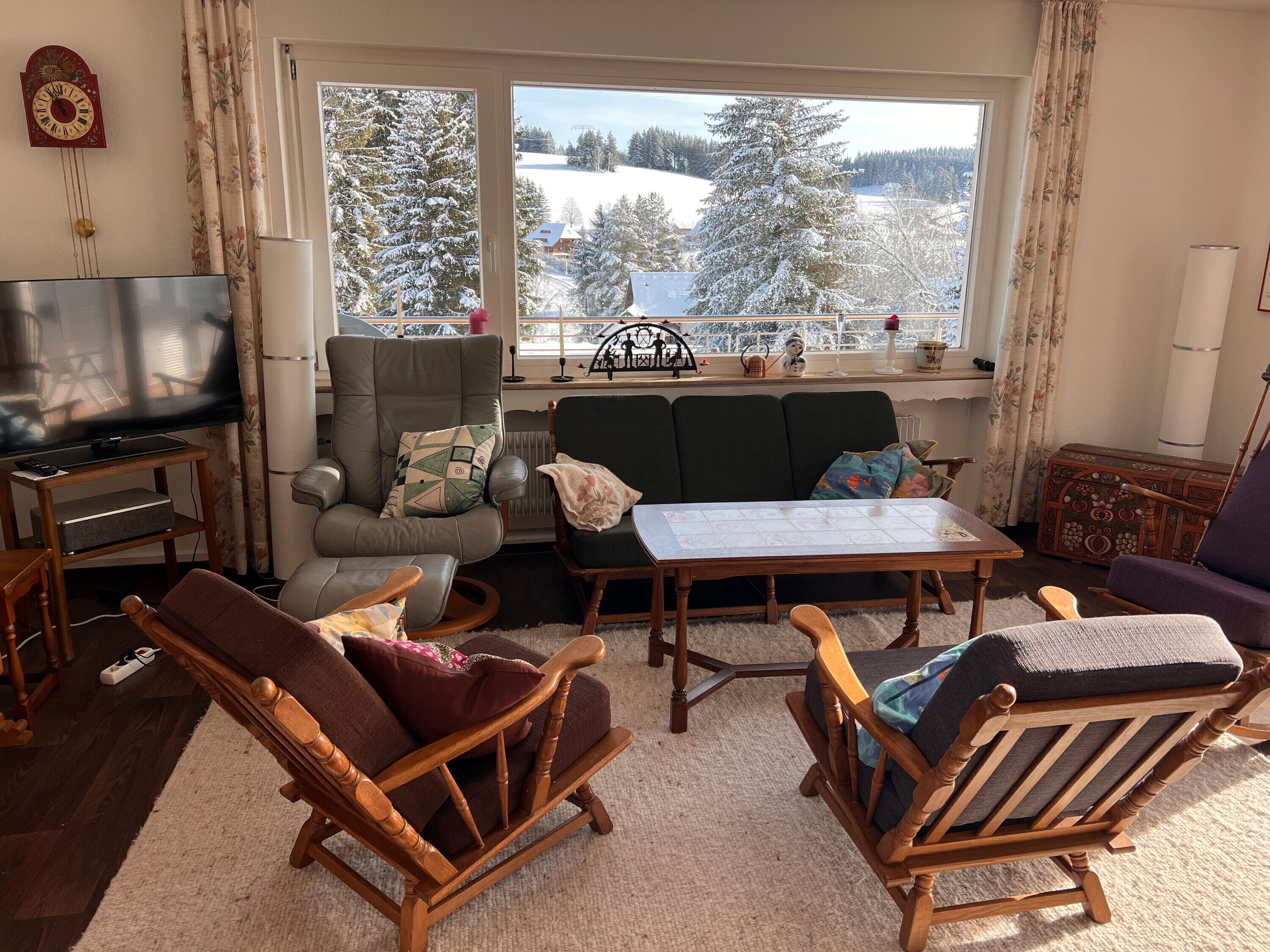 Een televisie, een open haard en een dvd-speler