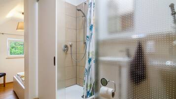 Douche, sĂšche-cheveux, serviettes fournies