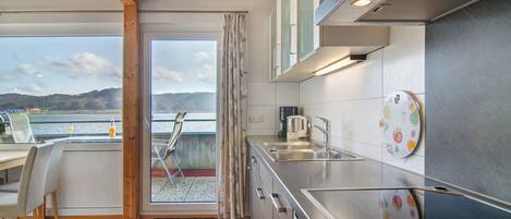 ثلاجة، فرن، موقد طهي مسطح، غسالة أطباق