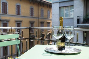Ein Tablett mit einer Champagnerflasche und zwei Gläsern.