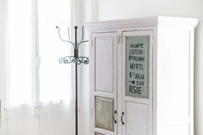 Un gabinete blanco con puerta de cristal que muestra texto.