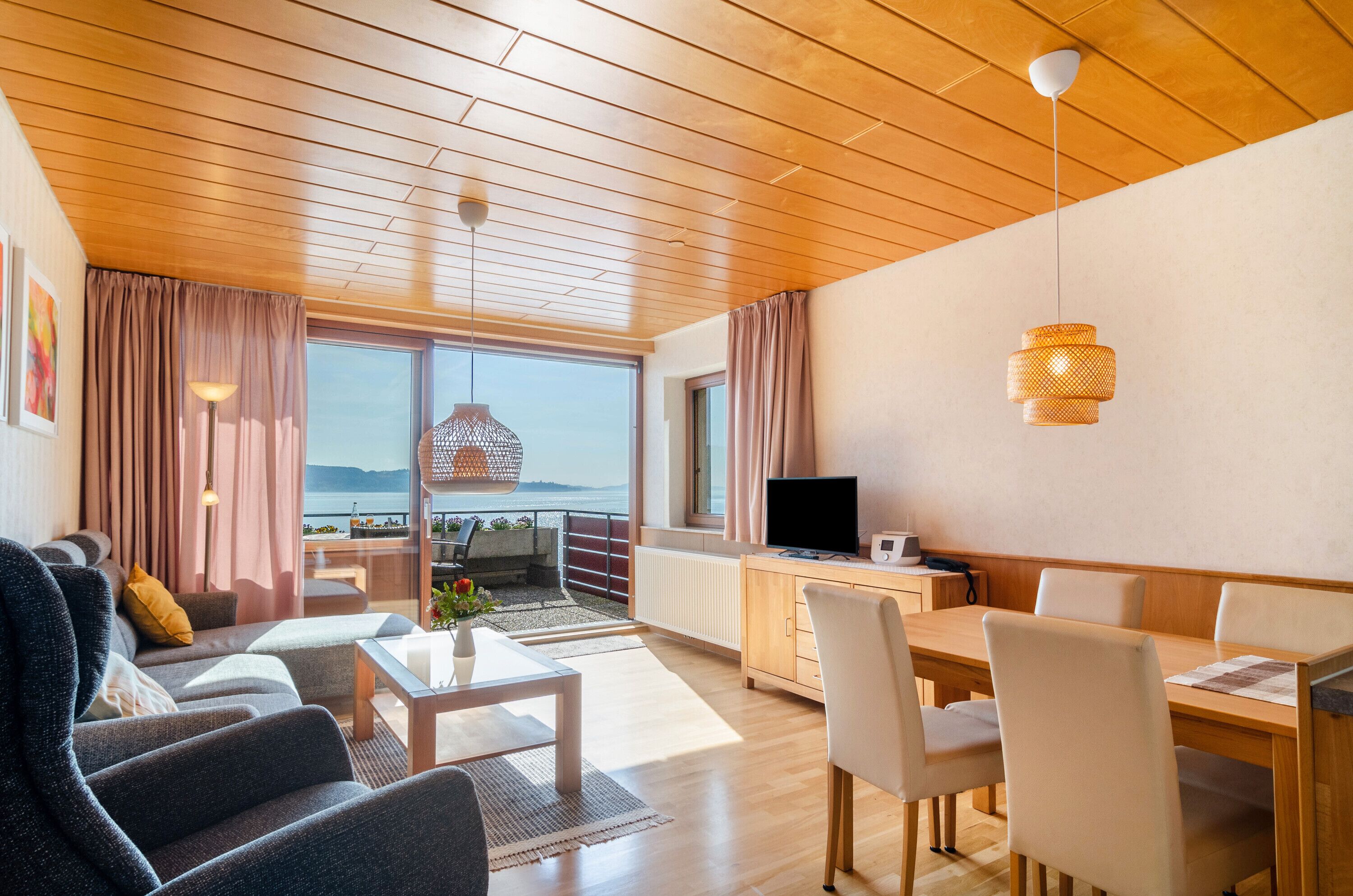 Een televisie en een stereo