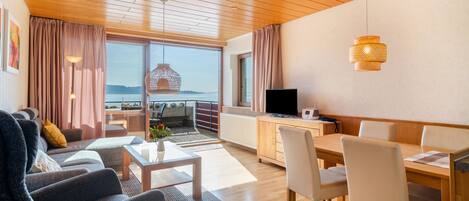 Een televisie en een stereo