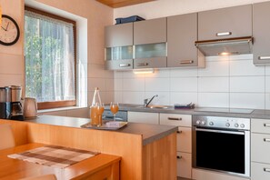 Fridge, oven, stovetop, dishwasher