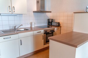 Fridge, oven, stovetop, dishwasher