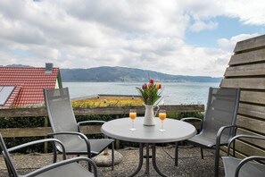 Outdoor dining - Apartment '6' with Private Terrace, Shared Garden and Wi-Fi (Bodman-Ludwigshafen)