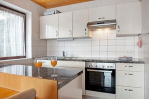 Refrigerador, horno, parrilla de estufa y lavavajillas 