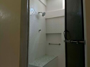 Douche, bidet, serviettes fournies, savon