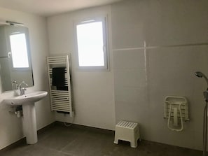 Dusche, Haartrockner, Handtücher