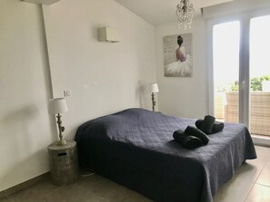 3 bedrooms, iron/ironing board, free WiFi, bed sheets