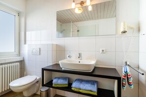 Douche, sèche-cheveux, serviettes fournies