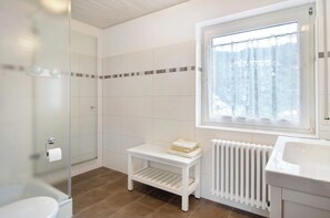 Douche, sĂšche-cheveux, serviettes fournies