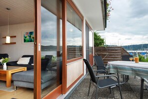 Outdoor dining - Apartment '1, 70sqm' with Large Terrace Right on the Lake (Bodman-Ludwigshafen)