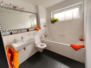 シャワー、ヘアドライヤー、タオル