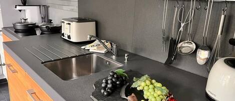 Refrigerador, microondas, horno, placa de cocina