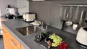 Kühlschrank, Mikrowelle, Ofen, Herdplatte