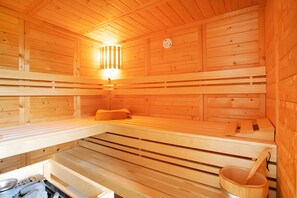Sauna - 'Holiday Home Britschock' with Private Terrace, Garden and Wi-Fi (Friedrichskoog)